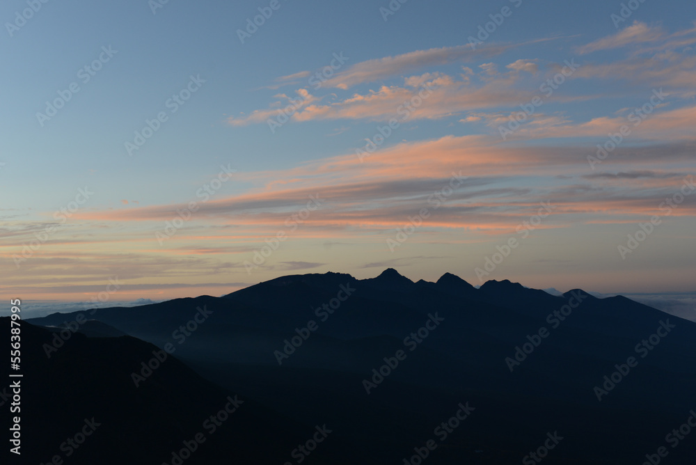 蓼科山の景色　山頂から見る八ヶ岳の朝