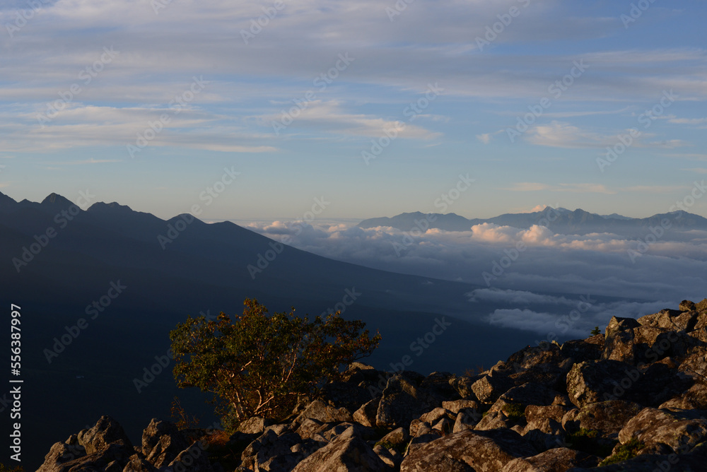 蓼科山の景色　山頂から見る八ヶ岳の朝