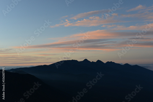 蓼科山の景色 山頂から見る八ヶ岳の朝