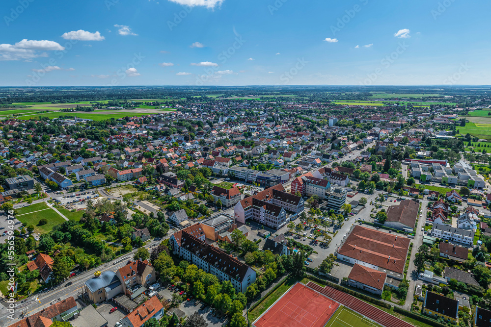 Die schwäbische Stadt Königsbrunn südlich von Augsburg im Luftbild