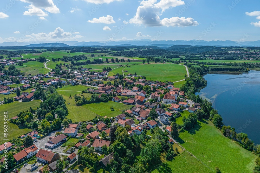 Ausblick auf die Gemeinde Apfeldorf im Lechrain im westlichen Oberbayern