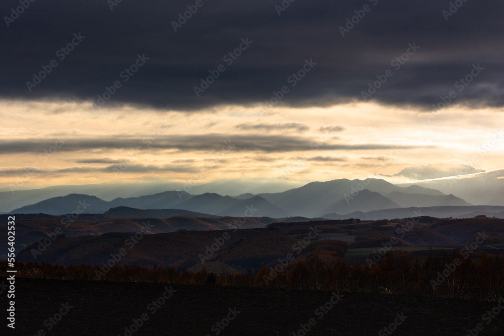 Obraz premium 北海道美瑛、雲間から差し込む朝の光・日本