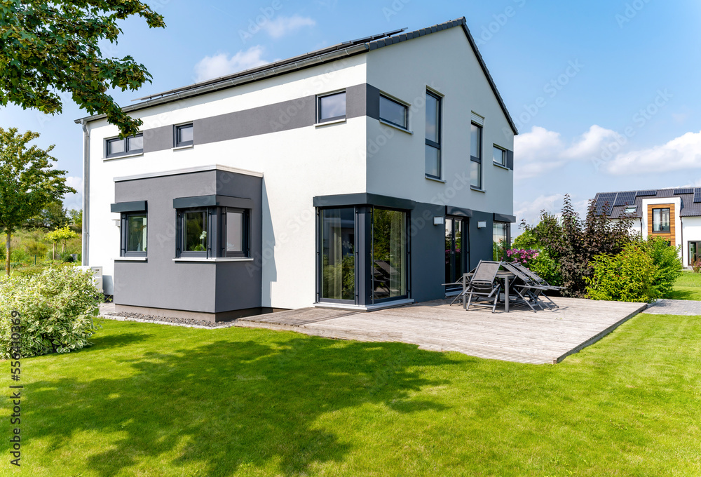 Einfamilienhaus mit Garten Einfamilienhaus mit Garten
