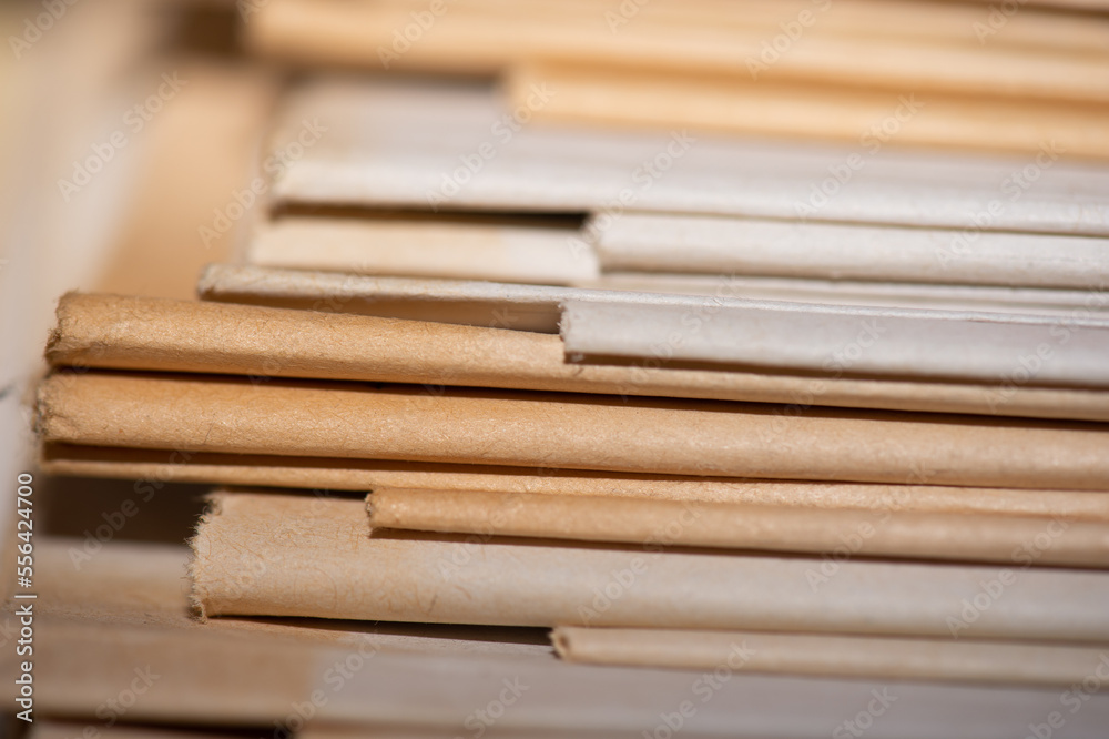 Gros plan sur une pile de vieux journaux. Le bord de certains exemplaires est jauni, la netteté est réalisée sur une petite zone pour voir la texture du papier Gros plan sur une pile de vieux journaux. Le bord de certains exemplaires est jauni, la netteté est réalisée sur une petite zone pour voir la texture du papier
