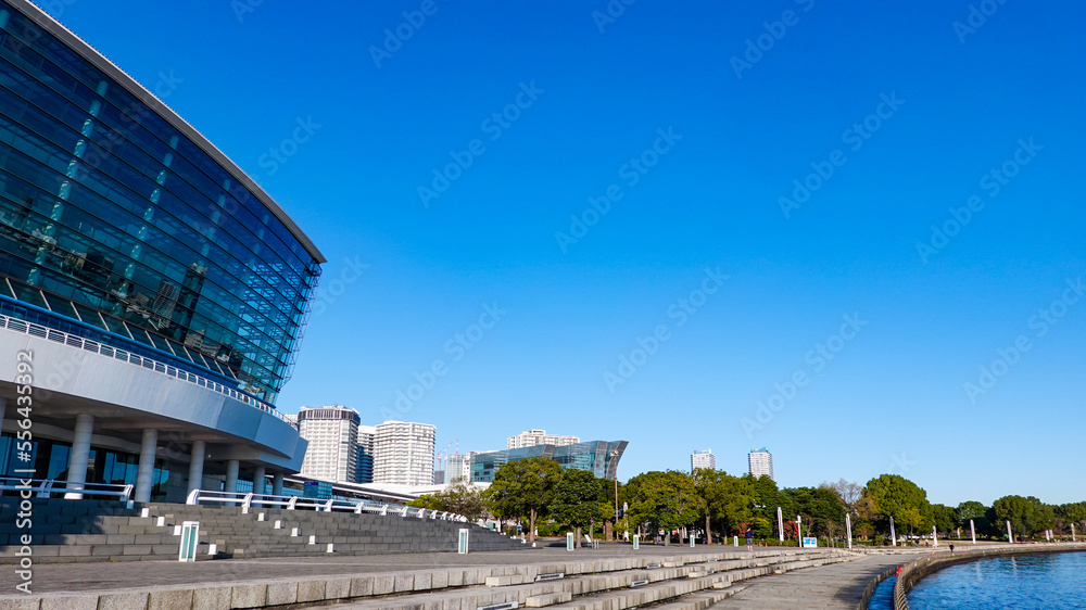 Fototapeta premium 晴れ渡った海辺の臨港パーク(横浜みなとみらい)