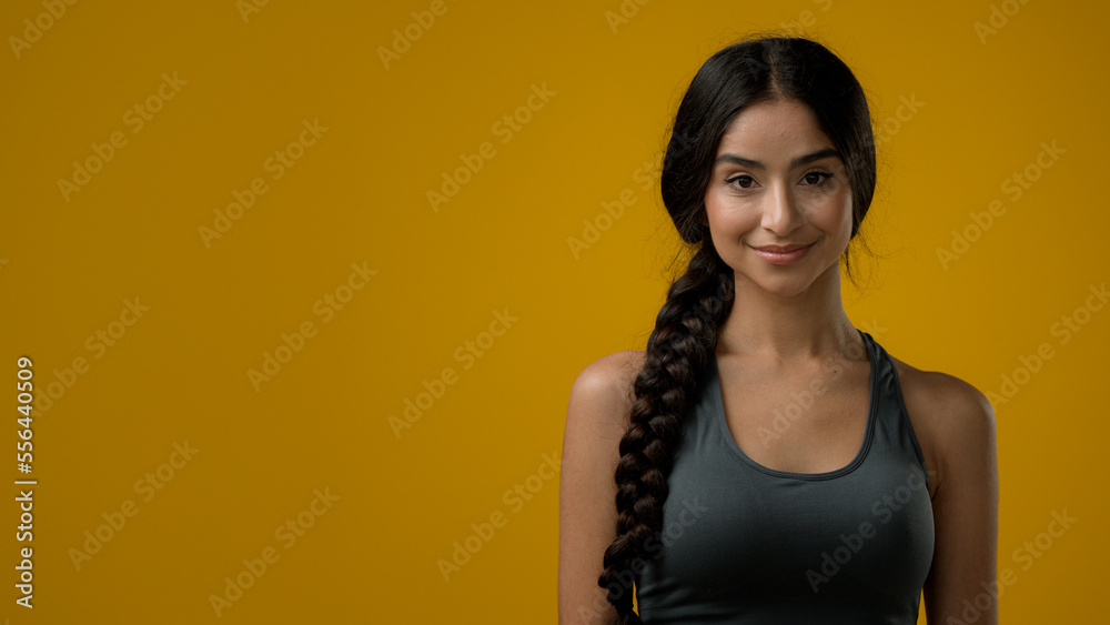 Φωτογραφία Portrait slim slender ethnic sporty model Indian lady sport girl in sportswear b