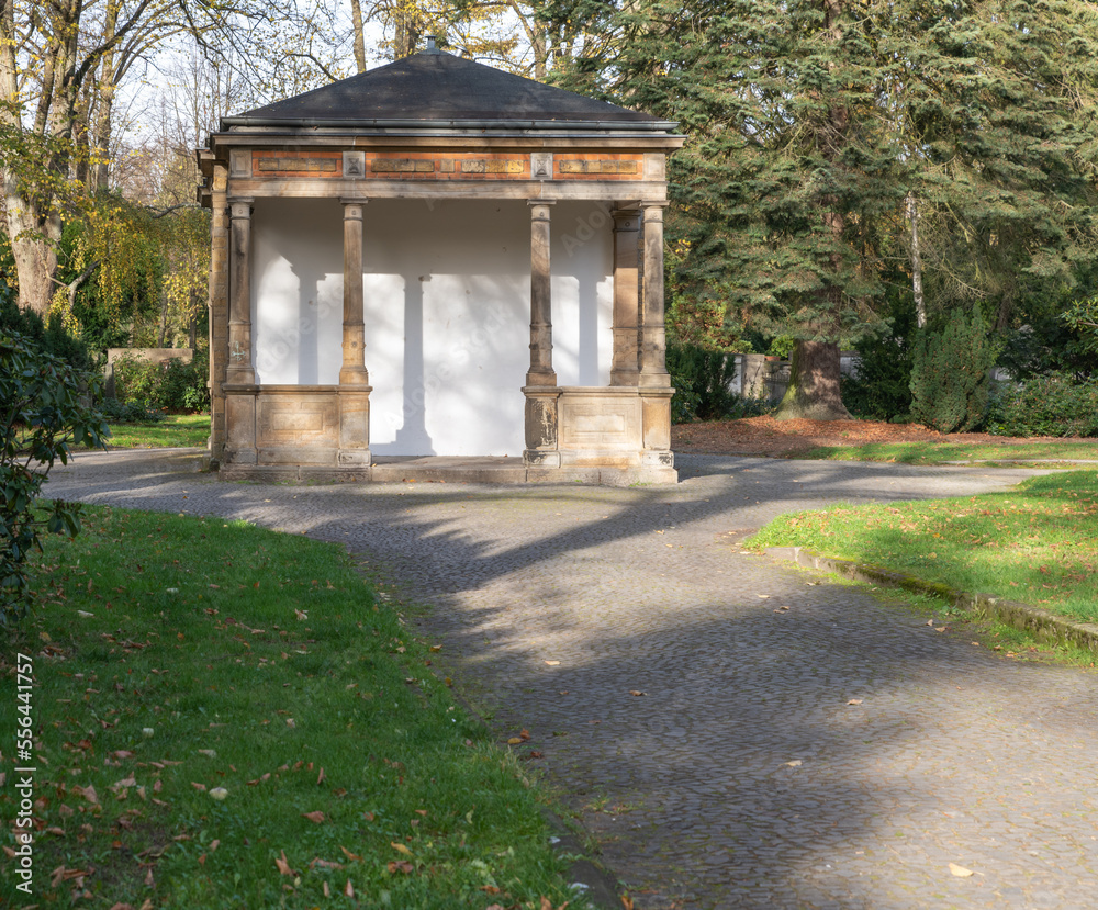 Wetterschutzhaus auf einer Wegkreuzung auf einem Friedhof in Osnabrück Wetterschutzhaus auf einer Wegkreuzung auf einem Friedhof in Osnabrück