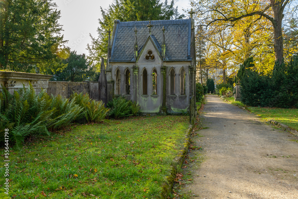 sehr altes Leerstehendes Mausoleum, Familiengrabstätte auf einem Friedhof in Osnabrück