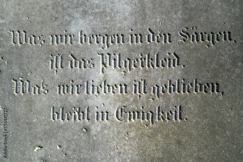 Fotografia Schöner Spruch auf einem Grabstein auf einem Friedhof in Osnabrück