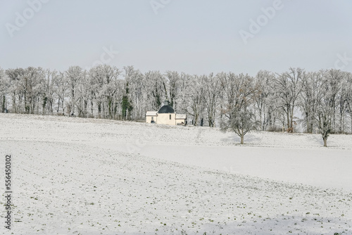 Mariastein, Kapelle, St. Anna-Kapelle, Kloster, Kloster Mariastein, Wallfahrt, Dorf, Wanderweg, Landwirtschaft, Felder, Winter, Winterlandschaft, Wintersonne, Schweiz photo