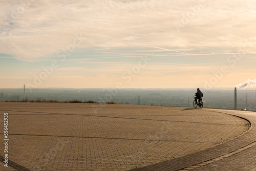 Fahrradfahrer auf dem Plateau des Landschaftspark Hoheward bei Herten und der Zeche Ewald im Ruhrgebiet