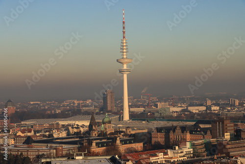 Hamburg; Blick vom "Michel" nach Norden über die Wallanlagen auf Messe und Heinrich-Hertz-Turm
