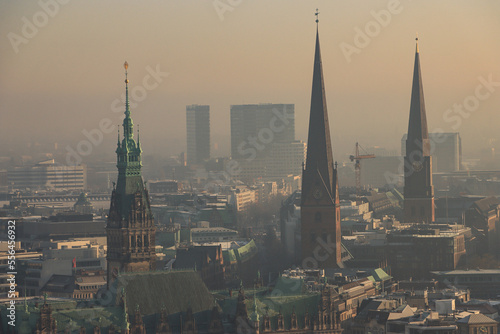 Winterliche Hamburger Altstadt im Morgendunst; Blick von St. Michaelis über Rathaus, St. Petri und St. Jakobi in Richtung Berliner Tor