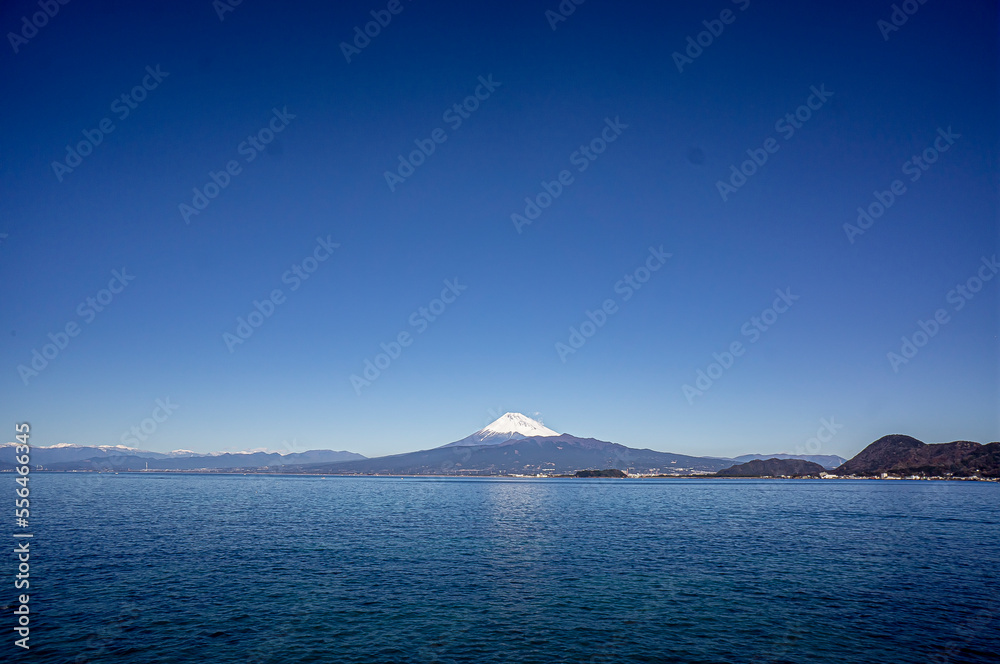 海越しの冬の富士山