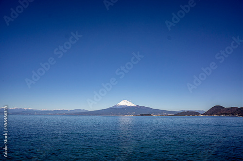 海越しの冬の富士山
