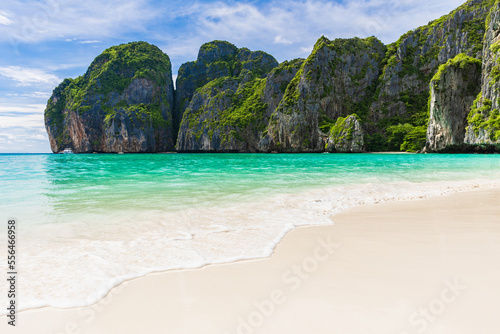 Fototapeta Naklejka Na Ścianę i Meble -  beautiful of  the beach, Ma Ya bay, Phi Phi island  krabi province Thailand.