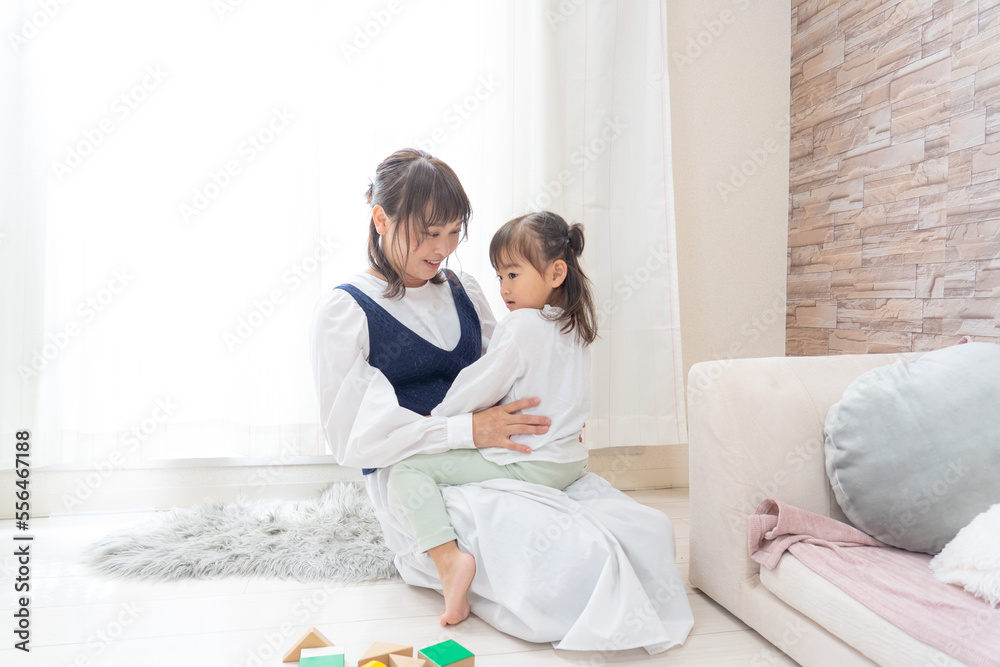 女の子を抱っこして遊ぶお母さん 女の子を抱っこして遊ぶお母さん