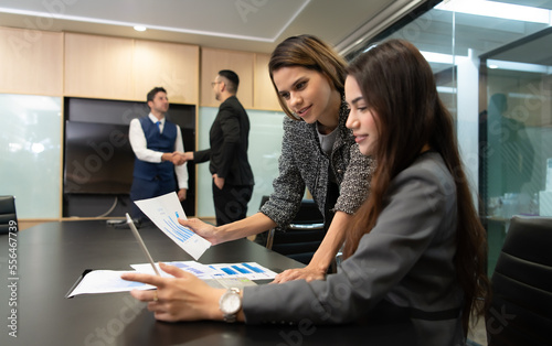 Foto New business people in the conference room are exchanging information with each