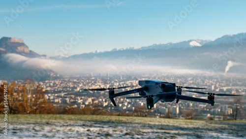 Drone sur les hauteurs des montagnes photo