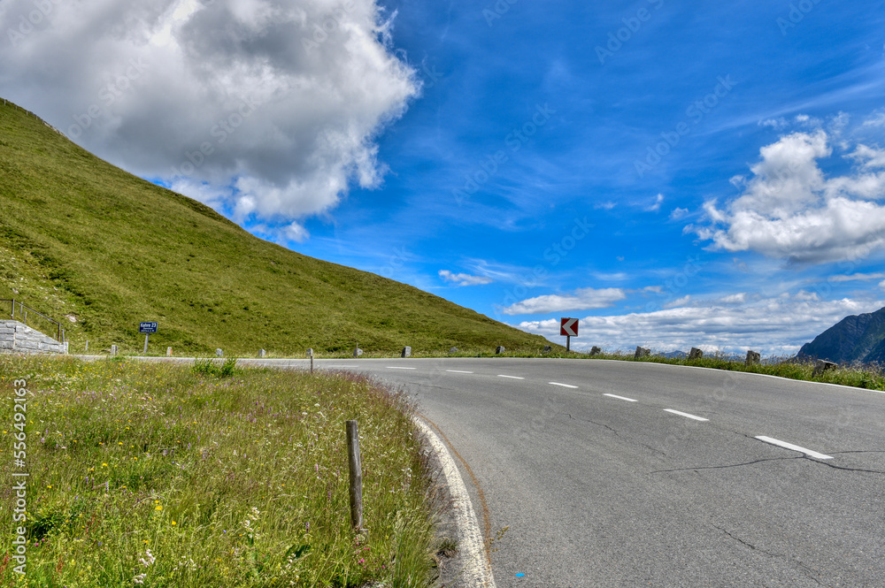 Fototapeta premium Großglockner Hochalpenstraße, Kehre, Kurve, eng, Kehrennummer, Nummer, Höhenangabe, Meereshöhe, Bergstraße, Großglockner, Glocknerstraße, Asphalt, Straße, Verkehr, Ausflugsverkehr, Tourismus, Fremdenv