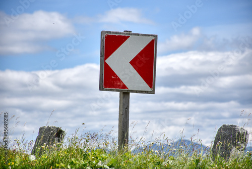 Enge Kurve, Scharfe Kurve, Verkehrszeichen, Pfeil, Richtung, Linkskurve, links, Verkehrsschild, Schild, Tafel, Zeichen, Gefahrenzeichen, Kurve, Straße, Geschwindigkeit, drosseln, reduzieren, Kehre, Hi