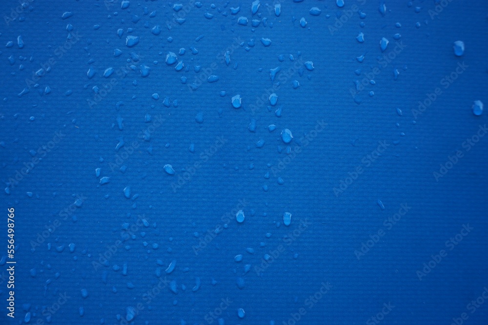 Blauer Hintergrund mit Regentropfenmuster 
