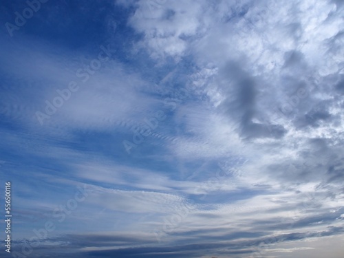 Farbiger Himmel mit interessanten Wolken als Hintergrund 