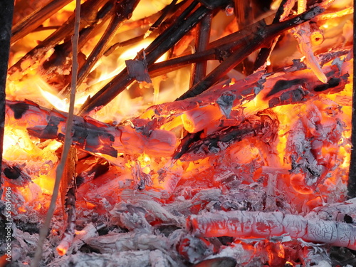 Primo piano di un fuoco. Bastoni di legno che bruciano. Tizzoni ardenti photo