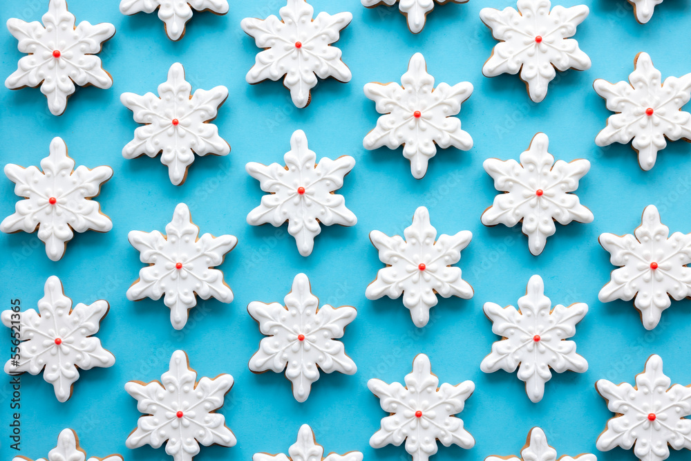 Gingerbread in the form of snowflakes on a blue background.