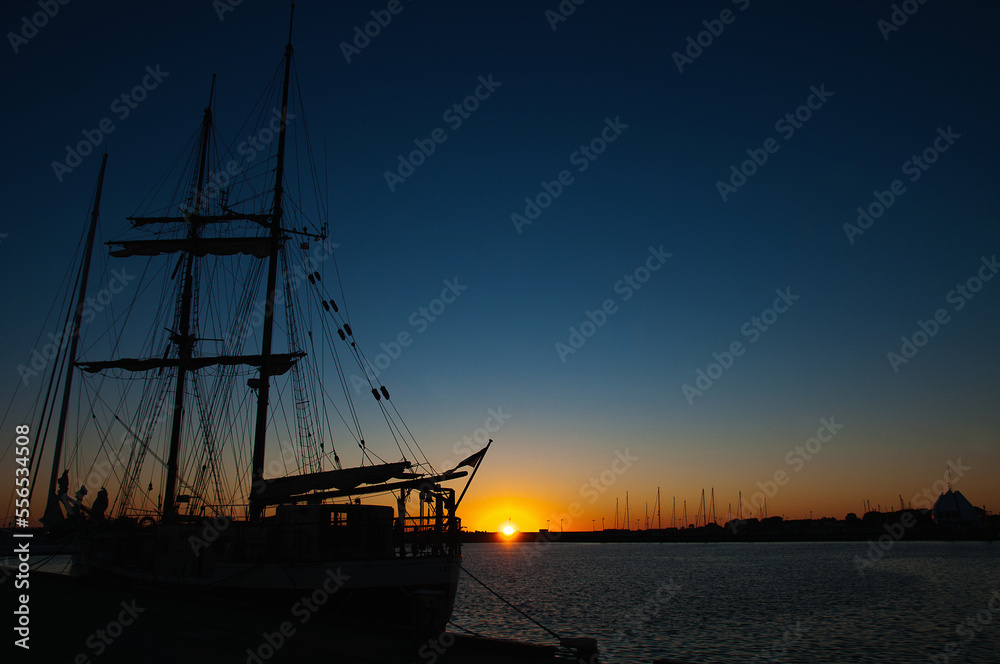 Fototapeta premium sunset in the harbor