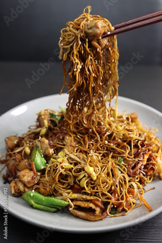 Tablou pe pânză Cantonese Soy Sauce Chow Mein Instant Noodles with Chinese Broccoli, Chicken, Ca