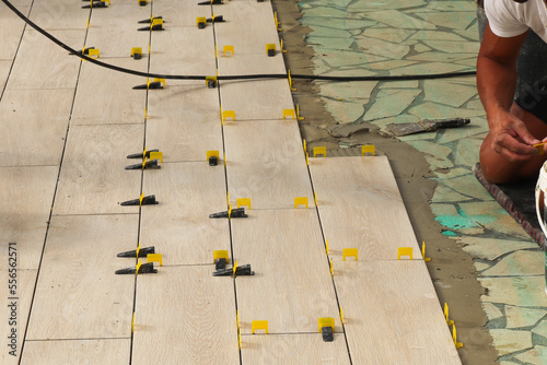 Pose de carrelage sur vieille terrasse par un carreleur