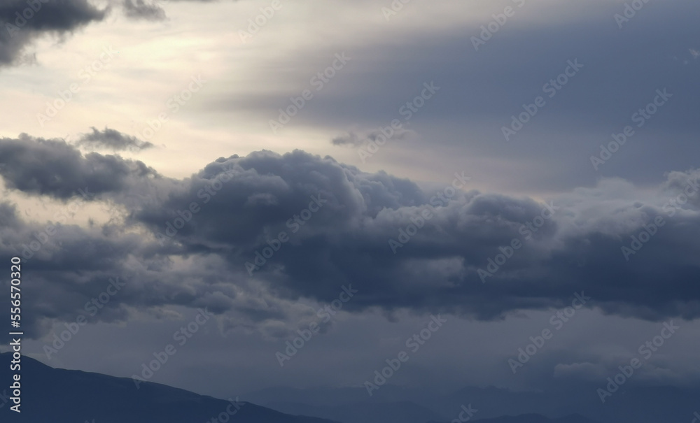 Nuvole nere sopra le montagne in una giornata d’inverno