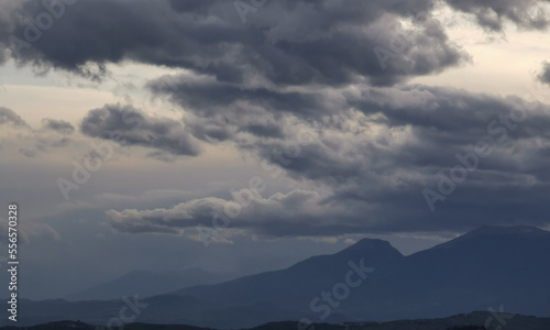 Nuvole nere sopra le montagne in una giornata d’inverno © GjGj