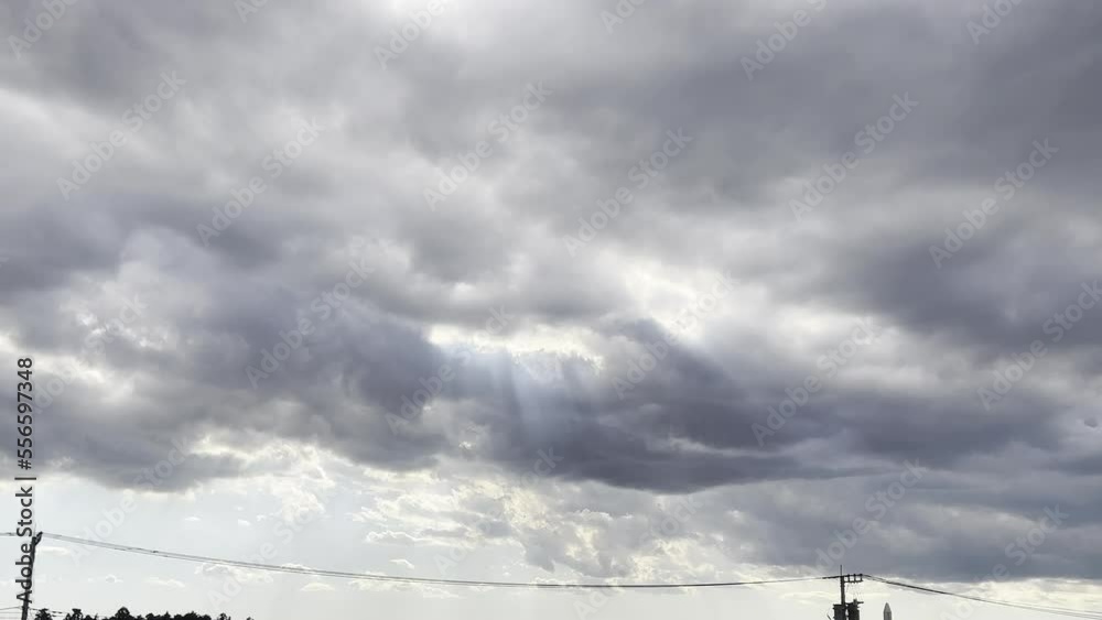 美しき光芒差し込む秋の曇り空