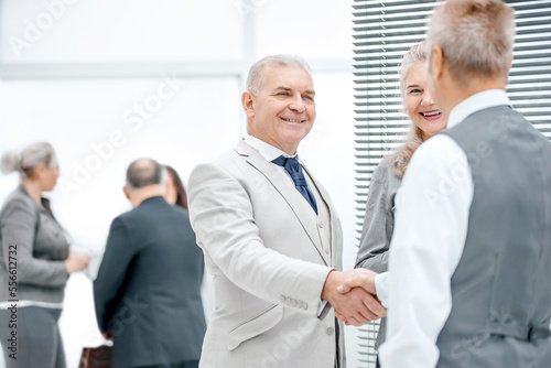 Obraz na płótnie close up. serious business man shaking hands with his colleague w salonie