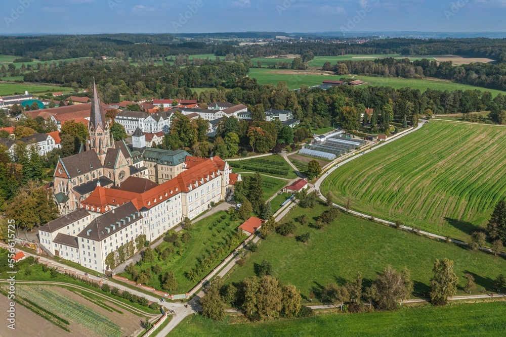 Das Kloster St. Ottilien nördlich des Ammersees in Oberbayern aus der Luft
