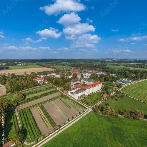 Ausblick auf Kloster St. Ottilien in Oberbayern und Umgebung