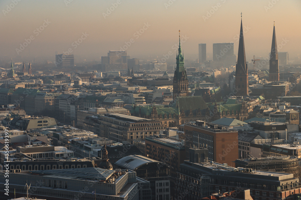 Winterliches Hamburg; Blick von St. Michaelis über Rathaus, St. Petri und St. Jakobi zum Berliner Tor 