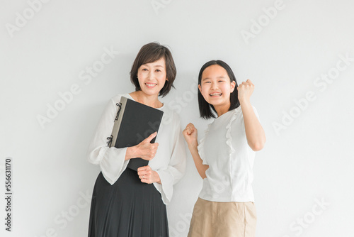 Fotografía 学校・塾で成績アップして喜ぶ笑顔の子供と先生・講師・家庭教師（小学生・中学生・高校生・合格）