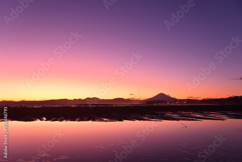 砂浜にできた水鏡と夕焼けと富士山