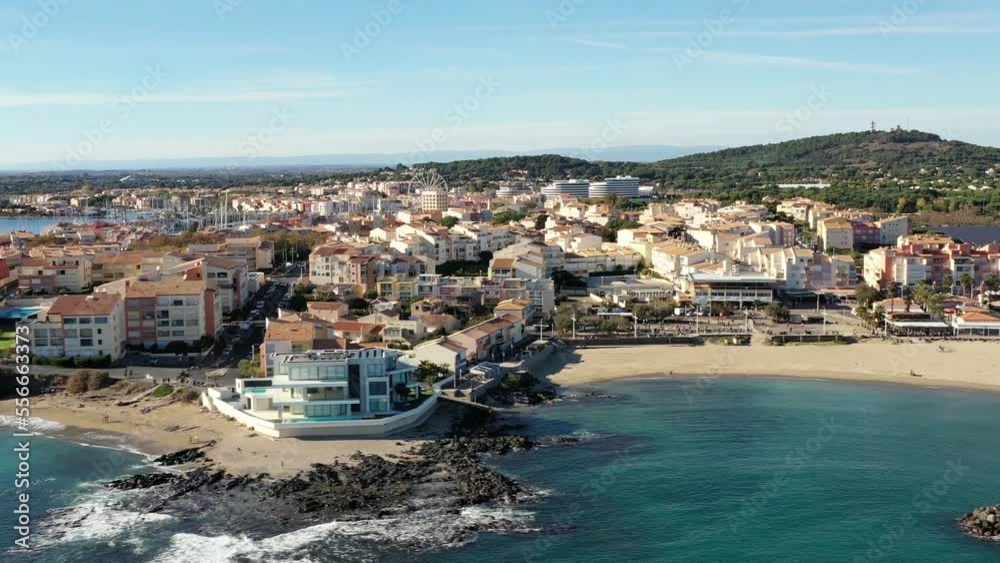 survol du cap d'Agde et Plage De La Conque dans le sud de la France, Hérault, Occitanie	