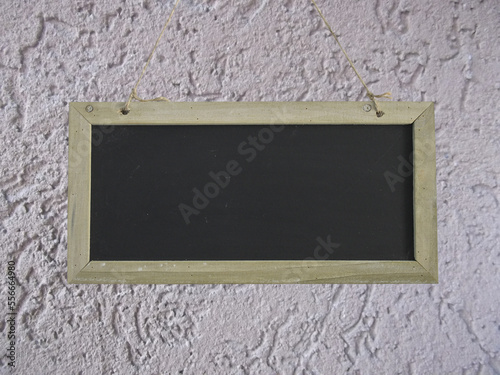 Frei beschreibbare Kreidetafel auf verputzter Mauer