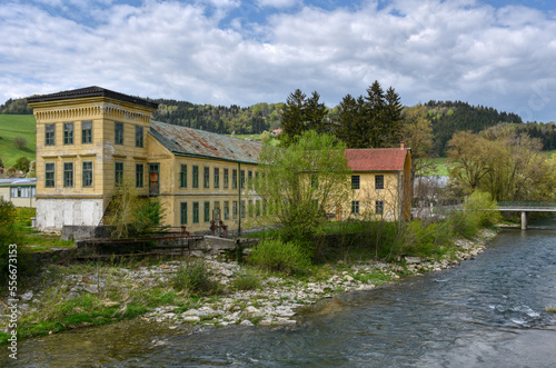 Mainburg, Fabrikgebäude, Jugendstil, historisch, Fabriksgebäude, Wehr, Fluss, Pielach, Fenster, Stockwerk, historisch, Flügelfenster, Fabrik, Traumulus, Werk, Holzerzeugung, Blechdach, Turm, Verzierun