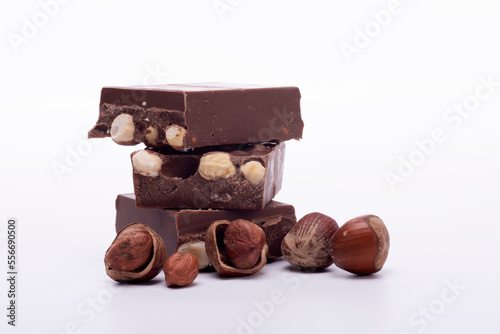 quadrati di cioccolato con nocciole su sfondo bianco