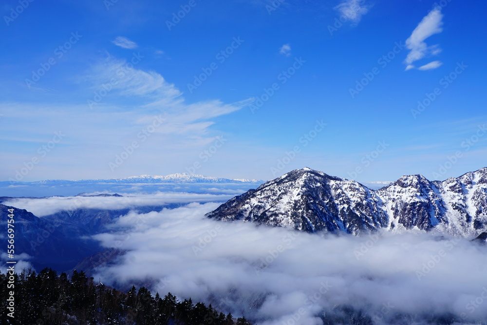 雪山と雲海