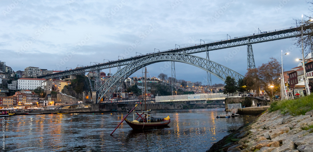 Naklejka premium Porto, Portugal - December 07, 2022: views of the don luis iron bridge in the city of porto, portugal