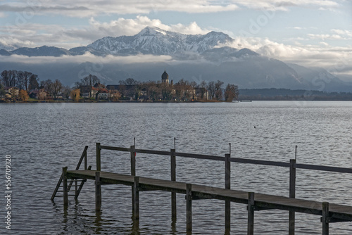 Impression vom Chiemsee im Herbst mit Blick zur Fraueninsel und im Hintergrund die Alpen