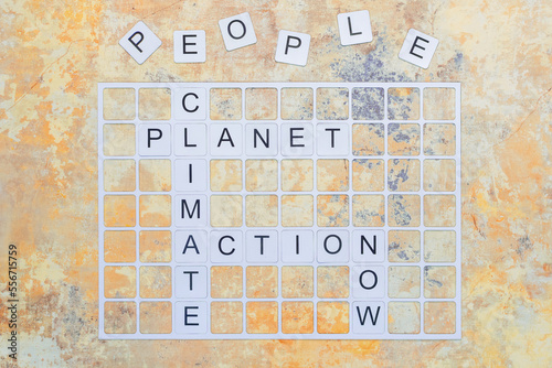 Mots croisés avec les mots Action, Planète, Climat, Peuple. Concept d'écologie sur une grille de mots croisés.	 photo