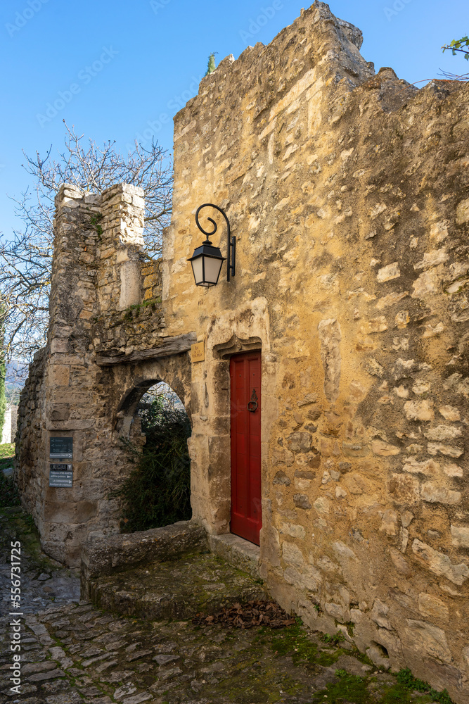Vue du village médiéval de Le Poet Laval